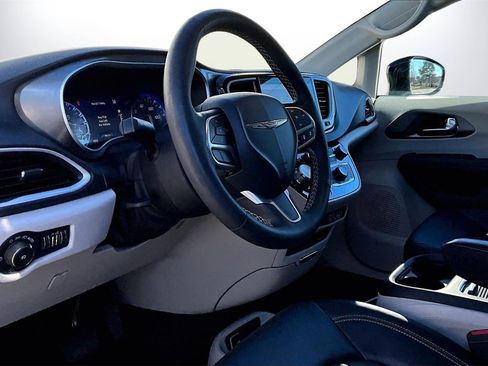 Certified 2024 Chrysler Pacifica Touring-L image 17