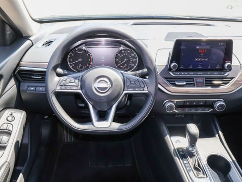 Used 2025 Nissan Altima 2.5 SV FWD image 15