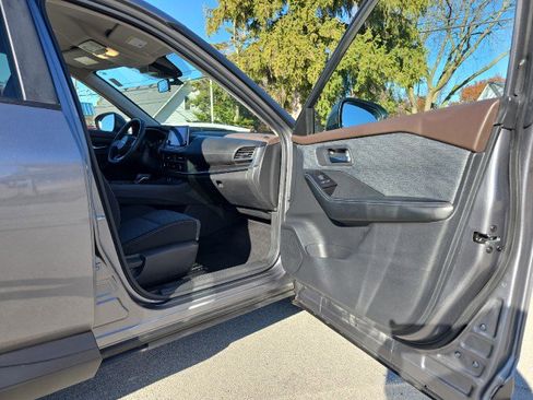 Used 2023 Nissan Rogue SV image 41