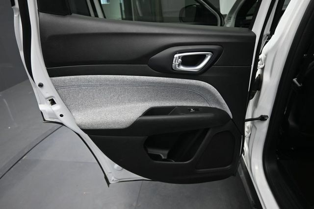 Used 2024 Jeep Compass Latitude AWD/4WD image 16