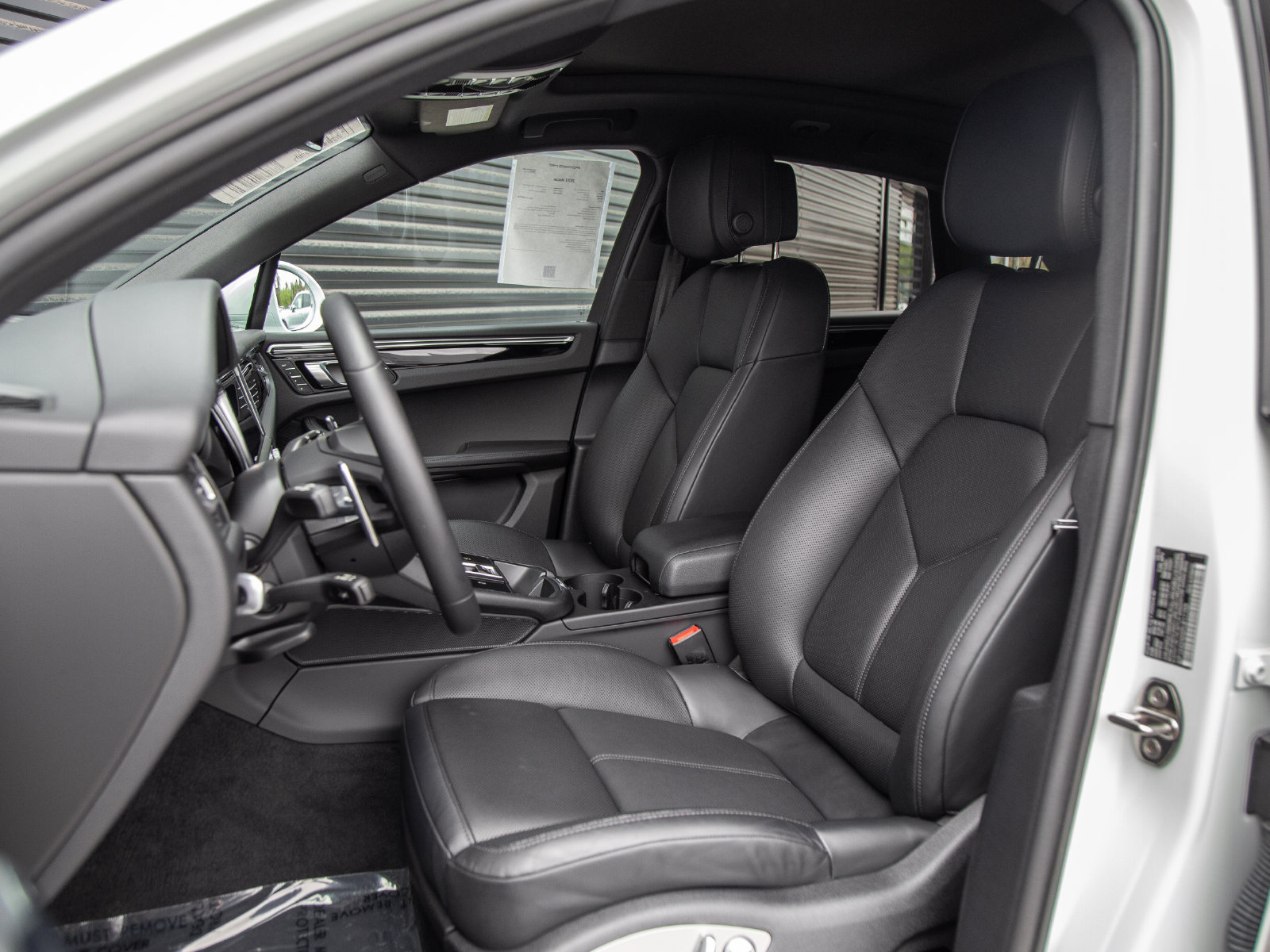 Certified 2023 Porsche Macan AWD/4WD image 5