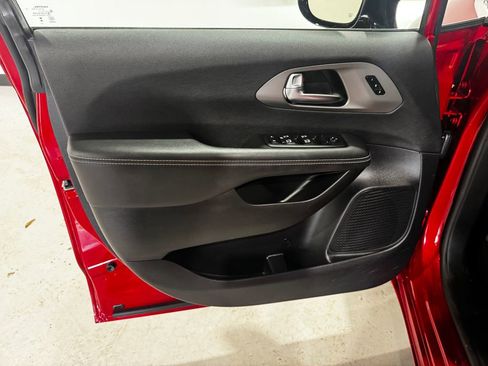 Used 2025 Chrysler Pacifica Select FWD image 13