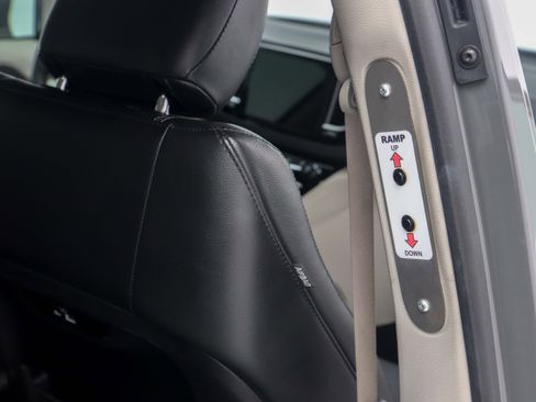 Used 2022 Chrysler Pacifica Touring-L FWD image 16