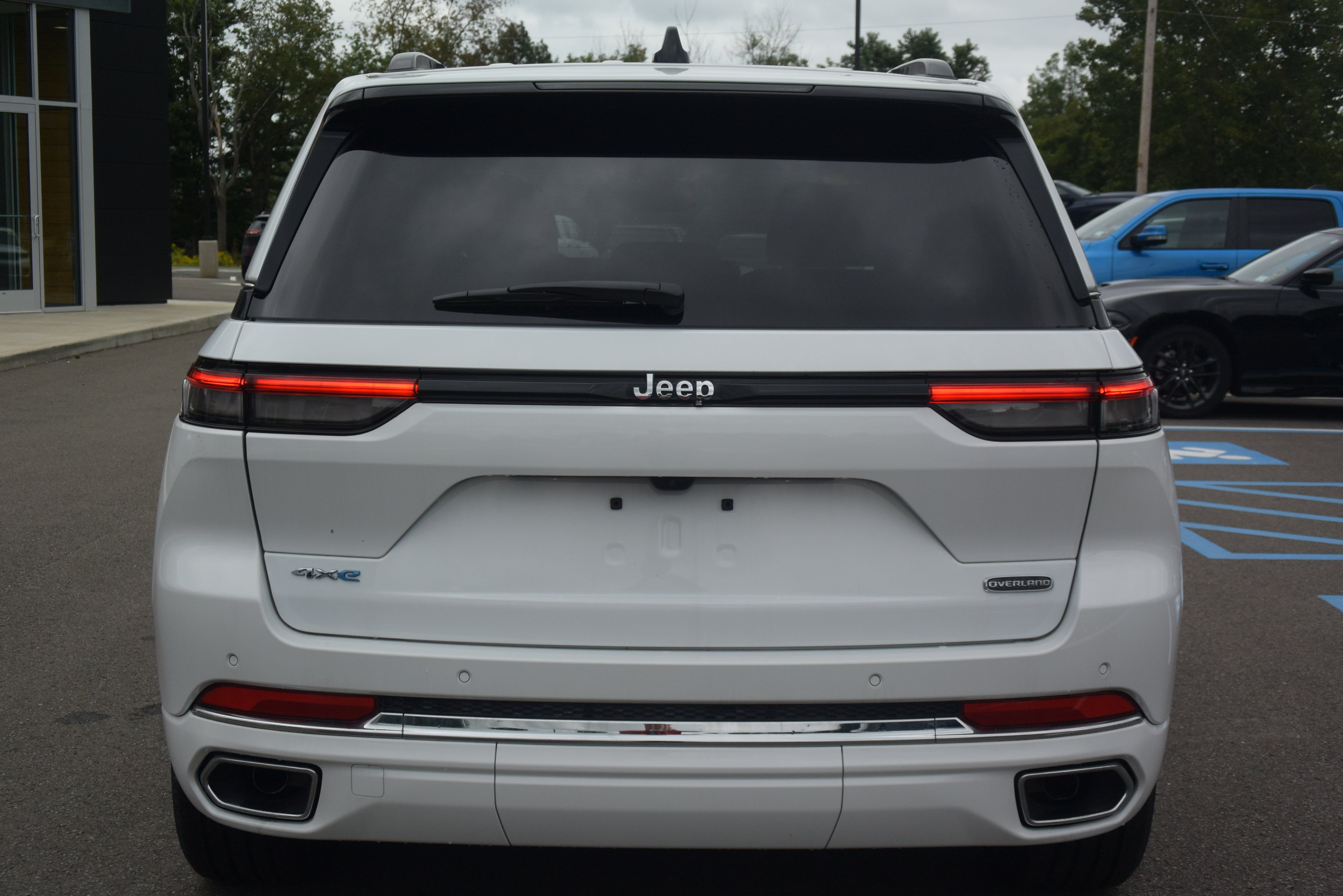 Used 2022 Jeep Grand Cherokee Overland AWD/4WD image 5