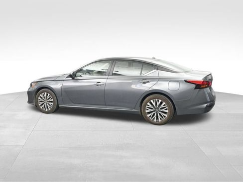 Used 2024 Nissan Altima 2.5 SV FWD image 3