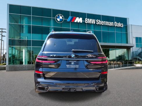 Used 2023 BMW X7 xDrive40i w/ M Sport Package AWD/4WD image 5