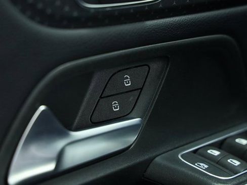 Used 2024 Mercedes-Benz GLB 250 image 32