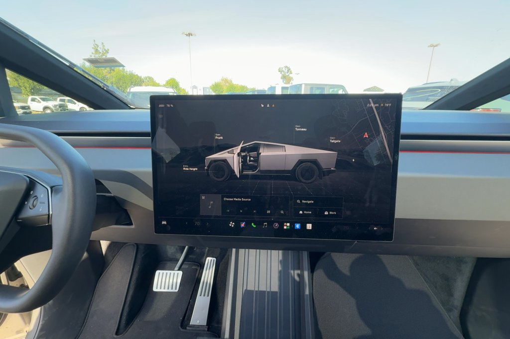 Used 2024 Tesla Cybertruck AWD Crew Cab image 16