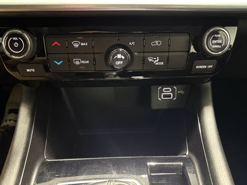 Used 2022 Jeep Compass Latitude w/ Sun and Sound Group AWD/4WD image 18
