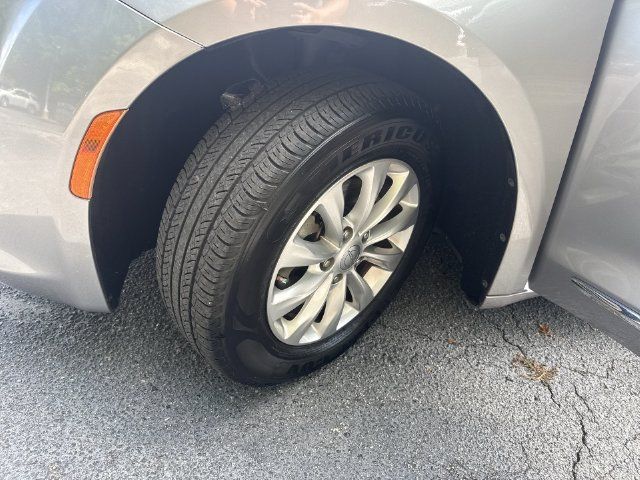 Used 2018 Chrysler Pacifica Touring-L FWD image 34