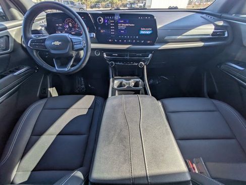 Used 2025 Chevrolet Traverse LT image 13