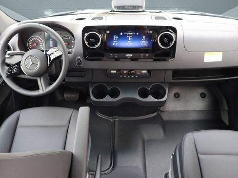 Used 2025 Mercedes-Benz Sprinter 2500 image 14