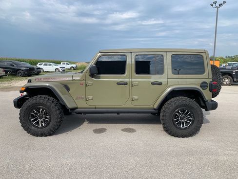 Used 2025 Jeep Wrangler Unlimited Rubicon AWD/4WD image 3