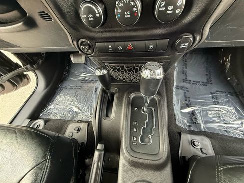 Used 2015 Jeep Wrangler Unlimited Rubicon w/ Connectivity Group image 32