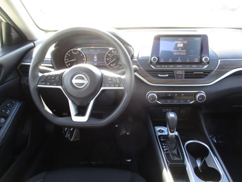 Used 2024 Nissan Altima 2.5 SV image 13