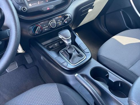 Used 2025 Kia Soul LX w/ LX Technology Package FWD image 38
