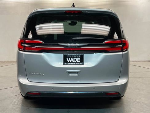 Used 2024 Chrysler Pacifica Touring-L FWD image 4