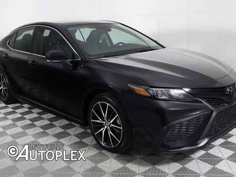 Used 2024 Toyota Camry SE image 3