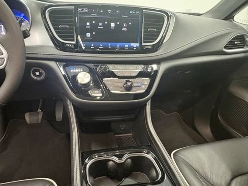 Used 2026 Chrysler Pacifica Limited FWD image 23