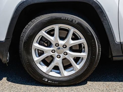 Used 2018 Jeep Cherokee Latitude FWD image 11