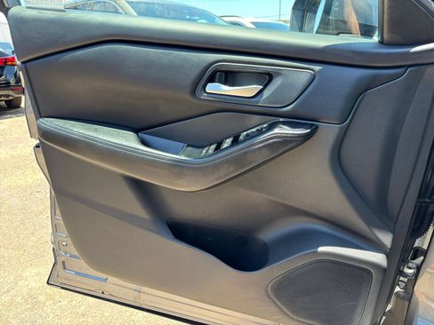 Used 2025 Nissan Rogue SV FWD image 18