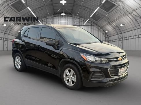 Used 2022 Chevrolet Trax LS w/ Tint and Cruise Package FWD image 5