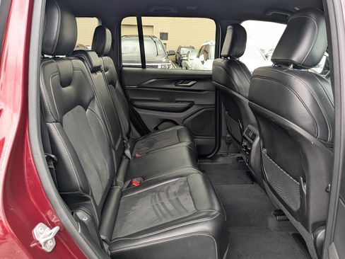 Used 2025 Jeep Grand Cherokee Altitude AWD/4WD image 31