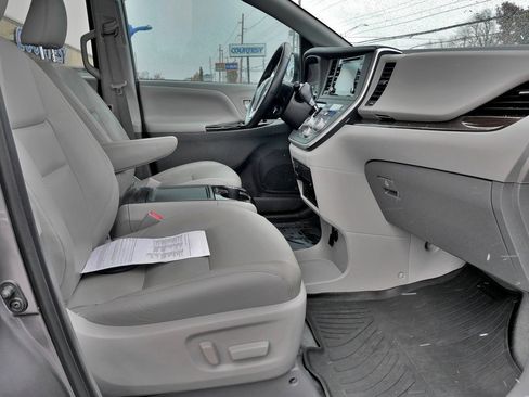 Used 2020 Toyota Sienna XLE Premium image 11