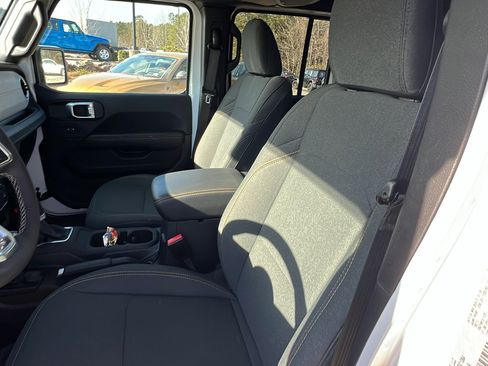 Used 2025 Jeep Wrangler Sahara image 17