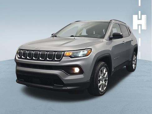 Used 2022 Jeep Compass Latitude AWD/4WD image 4