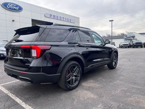 Used 2025 Ford Explorer ST-Line w/ Premium Package image 9