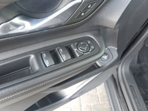 Used 2023 GMC Terrain SLT image 21