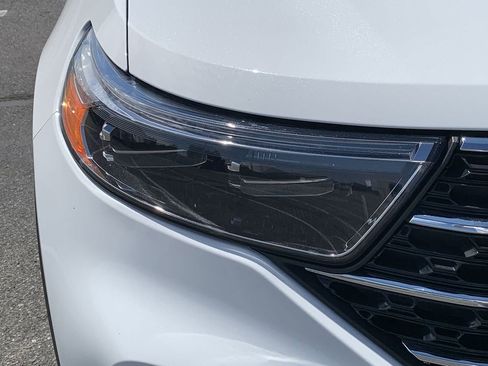 Used 2022 Ford Explorer XLT w/ Equipment Group 202A image 9