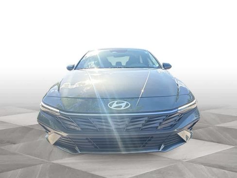 Used 2025 Hyundai Elantra SE FWD image 3