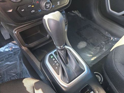 Used 2020 Jeep Renegade Latitude FWD image 12