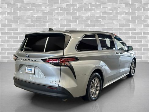 Used 2022 Toyota Sienna XLE image 5
