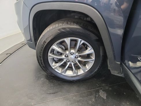 Used 2020 Jeep Cherokee Latitude Plus w/ Cold Weather Group AWD/4WD image 29