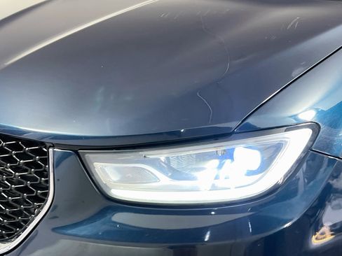 Used 2023 Chrysler Pacifica Touring-L FWD image 11