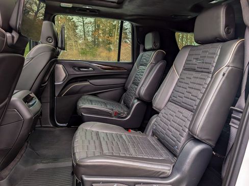 Used 2022 Cadillac Escalade ESV Sport Platinum w/ LPO, ONYX Package image 15