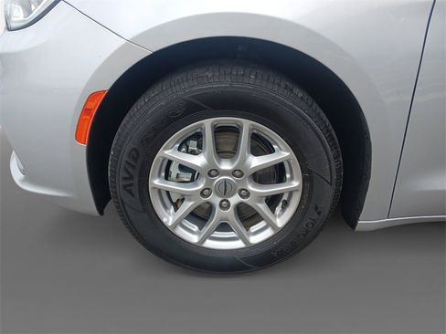 Used 2024 Chrysler Pacifica Touring-L image 15