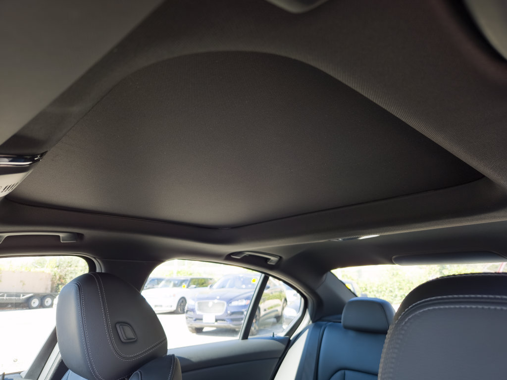 Used 2024 BMW 330i Sedan w/ M Sport Package RWD image 11