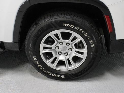 Used 2023 Jeep Wagoneer 2WD image 19