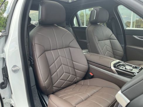 Used 2025 BMW i7 xDrive60 image 35