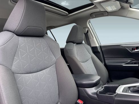 Used 2025 Toyota RAV4 XLE image 31