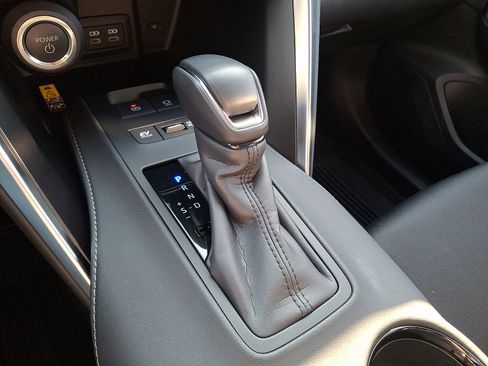 Used 2024 Toyota Venza LE image 14