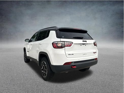 Used 2025 Jeep Compass Trailhawk AWD/4WD image 9