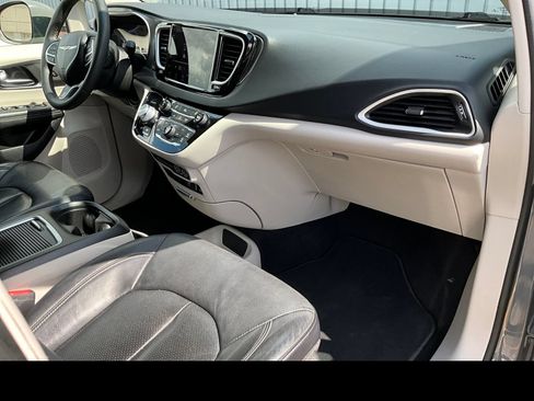 Used 2022 Chrysler Pacifica Touring-L FWD image 9
