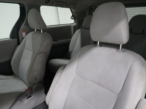 Used 2020 Toyota Sienna L image 12