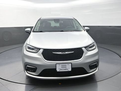 Used 2023 Chrysler Pacifica Touring-L FWD image 4