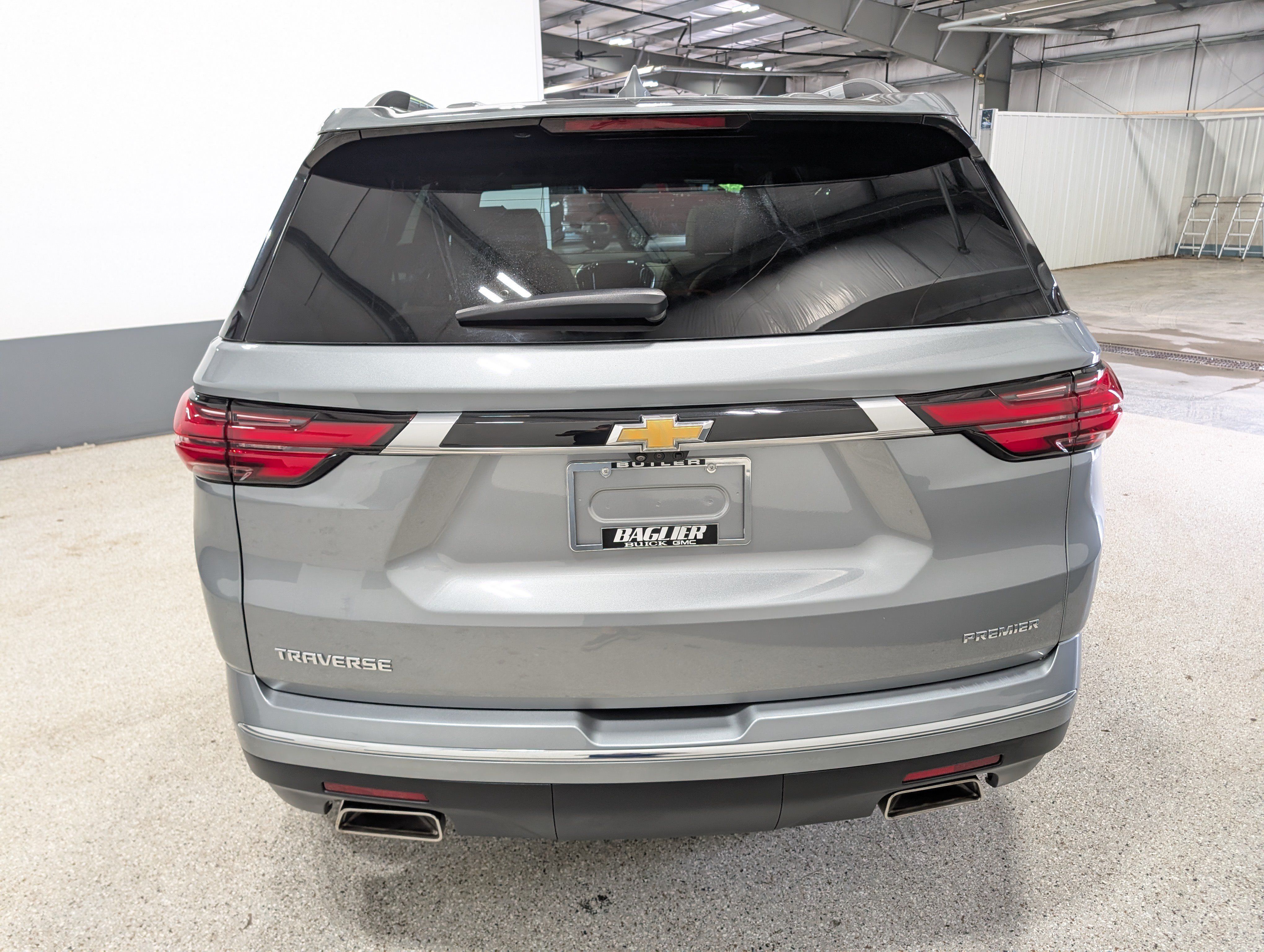 Used 2023 Chevrolet Traverse Premier FWD image 4